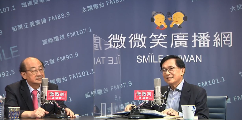 陳水扁前總統（右）今天專訪民進黨團總召柯建銘（左）。   圖：擷自微微笑廣播網影片