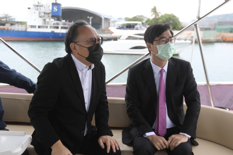 史哲(左)陪同陳其邁搭遊艇從海上瞭望高雄港區地標建設。   圖：高雄市政府提供
