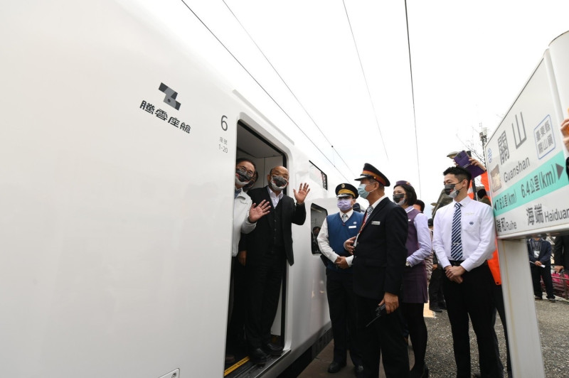 蘇貞昌表示，EMU3000型電聯車上路後，更將有助於增加東部鐵路運量及提升運輸品質，讓鄉親返鄉更便利，也為改善東部交通邁出重要一大步。   圖：行政院提供