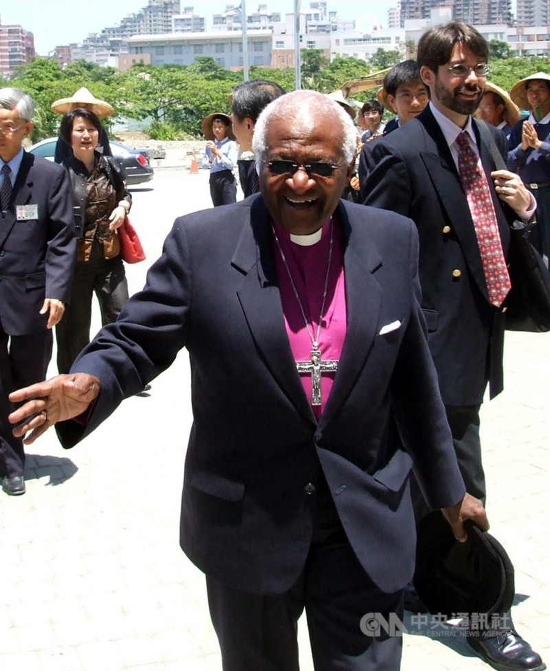 南非屠圖大主教（前）26日辭世享壽90歲。他生前從不畏懼對當權者訴說真相，1984年以對抗國內少數白人專權，榮獲諾貝爾和平獎。   圖：中央社提供
