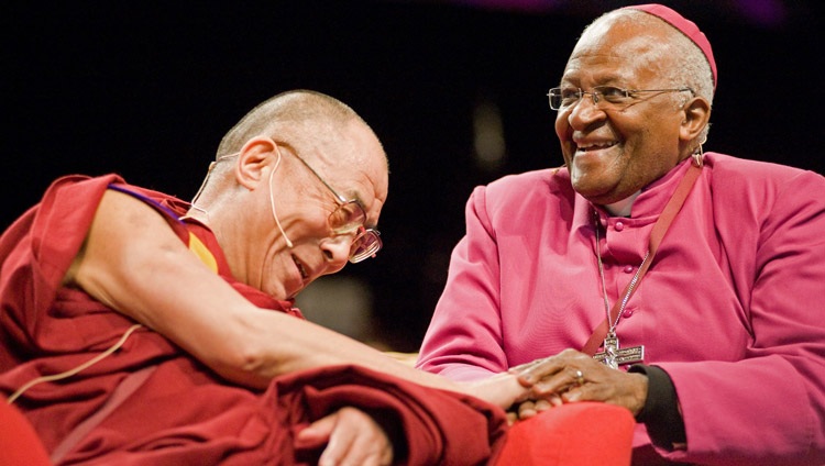 達賴喇嘛（左）與屠圖大主教 2008 年 4 月在美國西雅圖舉行的慈悲種子宗教間對話期間，相談甚歡。   圖：Tomas/Seeds of Compassion 提供