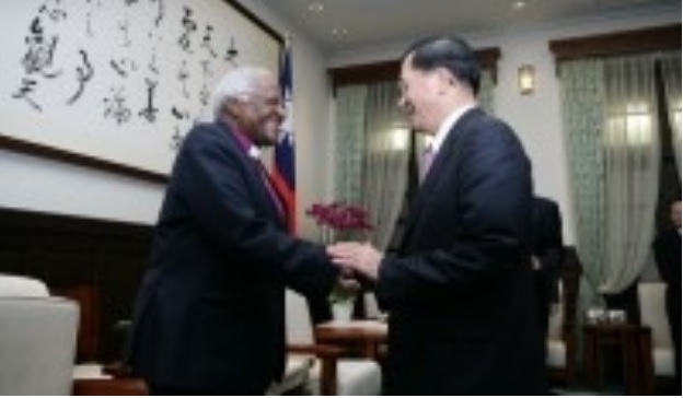 南非屠圖大主教（左）曾在2007年接受台灣民主基金會邀請來台訪問，當時總統陳水扁在總統府接見屠圖夫婦，大讚他是「世界的良心」。   圖：翻攝自總統府