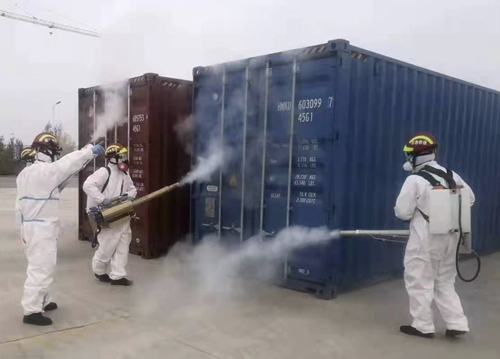 中國防疫人員進行鐵路貨櫃的消毒作業。   圖 : 翻攝自中工網