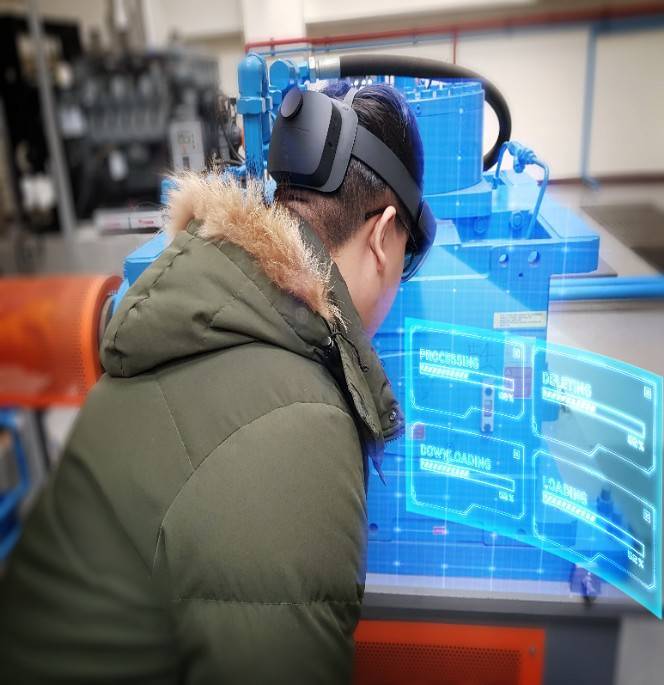 混合實境則以抽水站操作時，依照各項標準作業流程進行開發，人員在訓練時，利用3D透視眼鏡，研發出「虛擬教官」角色與現場機組做實物串聯。   圖：新北市水利局提供