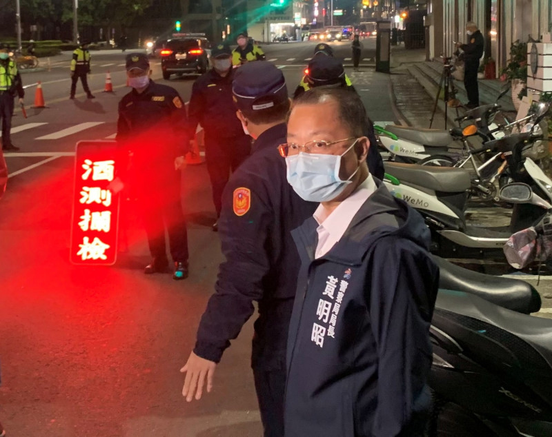 高市警局長黃明昭(右)親上第一線督導酒駕攔檢勤務。   圖：高市警新興分局提供