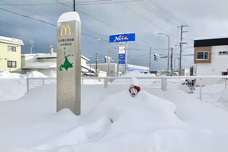 日本北海道北端稚內市的麥當勞叔叔遭大雪淹沒。   圖:翻攝自推特