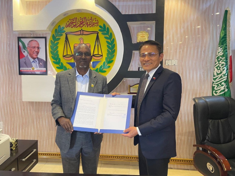 我國駐索馬利蘭代表處臨時代辦吳鎮祺12/27與索國衛生部長Hassan_Mohamed_Ali_Gafadhi完成簽署我國援贈索國疫苗協議。   圖：外交部/提供