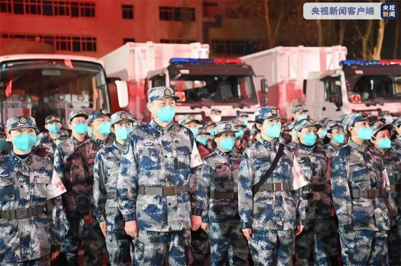 陝西省西安市爆發嚴重新冠疫情，西安空軍軍醫大學奉命出動150人醫療團隊，緊急接管定點醫院隔離病區。   圖：翻攝央視新聞客戶端微博