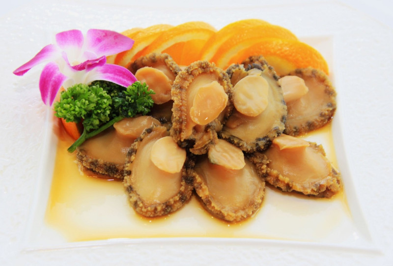 漁人碼頭魚藏餐廳的外帶年菜「芙蓉花雕海明蝦」。   圖：淡水區漁會提供