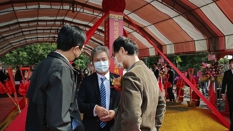鐵冠建設股份有公司董事長沈永安歡迎黃國峰與張壽文蒞臨與會。 圖:新北市都更處提供