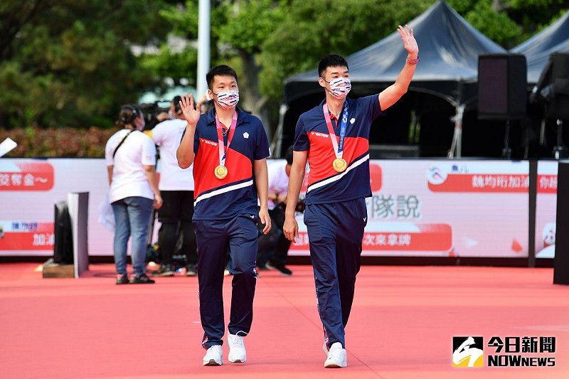 「台灣英雄凱旋派對」東奧羽球選手李洋（左）、王齊麟走上星光大道，2021年兩人收穫滿滿。   圖／記者林柏年攝 