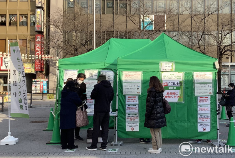 日本全國各地設立免費PCR檢測站，無症狀者也能免費檢測，打算返鄉的年輕人紛紛接受檢測。   圖：劉黎兒攝
