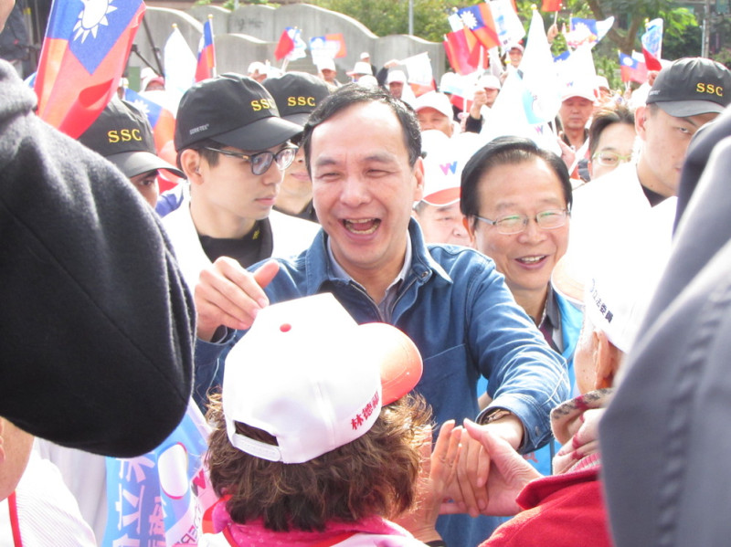 國民黨總統候選人朱立倫19日上午分別前往立委林德福、吳育昇造勢場合。   圖：邱珮文/攝