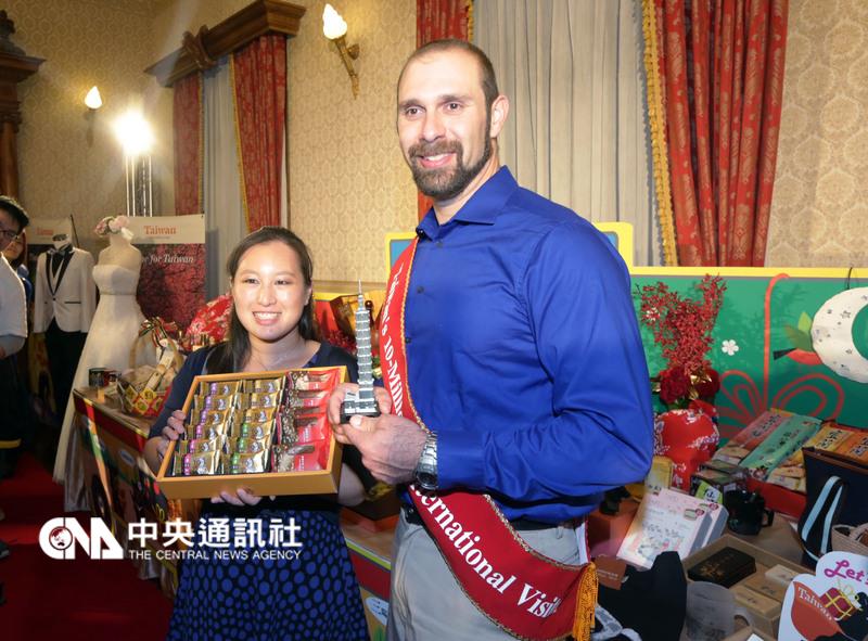 首度來台的美籍旅客克里斯多福就幸運成為台灣今年第1千萬名觀光客。   圖：中央社