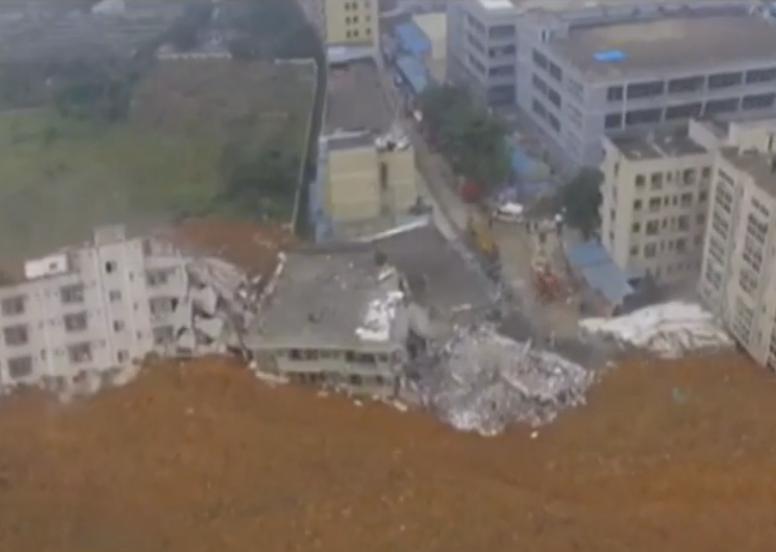深圳光明新區鳳凰社區紅坳村的恆泰裕工業園發生山體滑坡意外，33棟房屋被淹沒，現場一片狼籍。   圖：翻攝YouTube