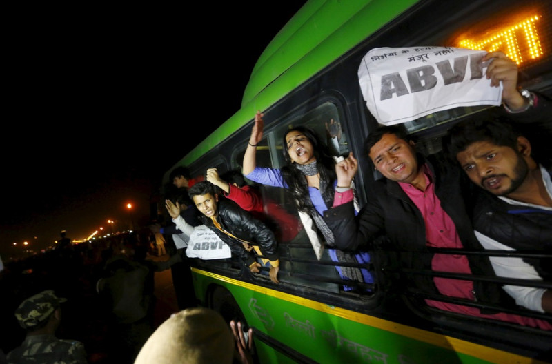 印度群眾聚集於首都新德里，抗議政府釋放2012年公車輪暴案其中一位犯人。   圖：達志影像/路透社