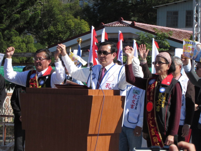 總統馬英九22日前往南投縣埔里鎮為國民黨山地原住民區立委孔文吉造勢，面對台下近千名原住民支持者，馬高興地秀出自己學到的各族語言，更高問「沒被問候到的請舉手」。   圖：邱珮文/攝