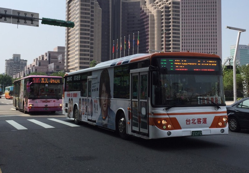 台北市公共運輸處今宣布，針對台北市公車業者提出3大紓困措施，包括每車每月補助8000元、車廂廣告收入不納入運價折減、營業車輛得展延汰舊換新年限等。   圖：新頭殼資料照