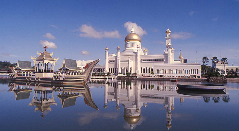 汶萊是世界上最富有的國家之一，而伊斯蘭教為該國國教，到處可見富麗堂皇的清真寺，圖為奧馬爾·阿里·賽義夫丁蘇丹清真寺。   圖：翻攝維基網站