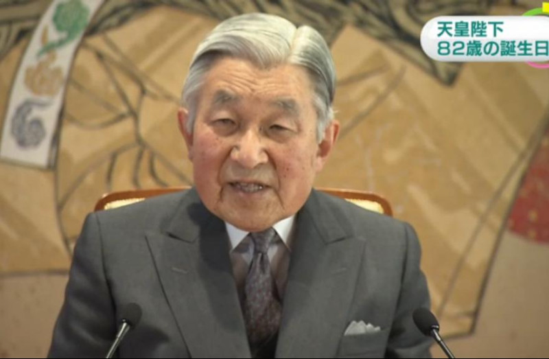 12月23日是日本明仁天皇82歲生日，他22日在皇宮召開記者會，在戰後70週年的2015年年終，對戰爭表達深刻反省。   圖：翻攝NHK