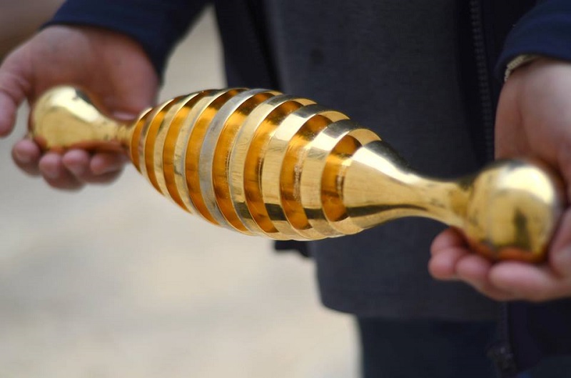 聖地耶路撒冷的墓地發現金色閃亮的棒狀物體，以色列文物管理局22日根據情報表示，這只是最近販賣的健康器具。    圖：翻攝以色列文物管理局臉書