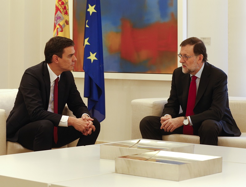 西班牙總理拉霍伊（右）為組成新政府展開複雜談判，23日會晤工人黨領袖桑傑士尋求合作。
   圖：達志影像/路透社