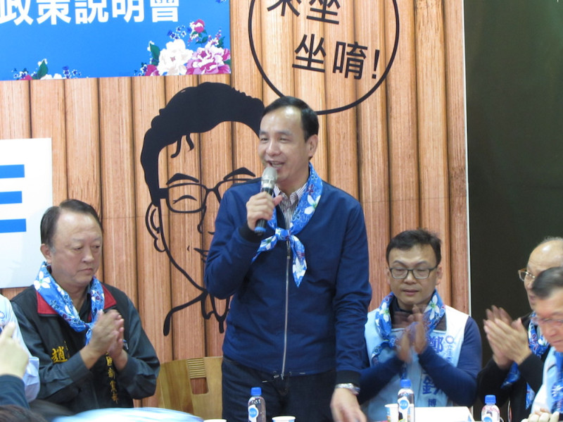 國民黨總統候選人朱立倫24日下午前往新竹發表客家政策，會後受訪時，針對綠營指控炒地皮，以放聲大笑回應。   圖：邱珮文/攝