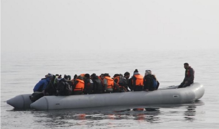 一艘載運難民的船隻24日在土耳其西岸城市狄奇立（Dikili）外海沉沒，造成18人喪生。土耳其海岸防衛隊從海中救起21人。   圖：翻攝Dogan推特