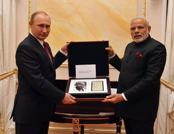 印度總理莫迪（右）與俄羅斯總統普亭相見歡，兩人互贈禮物。   圖：翻攝莫迪臉書