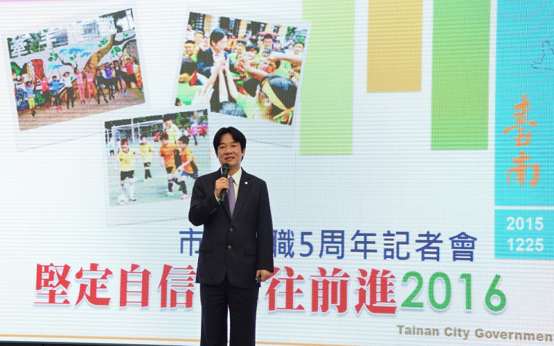 台南市長賴清德在就職5周年的記者會中，發表10項大台南政策、22個即將啟動或陸續完工的建設，並向市民致上「3大感謝、3大道歉」。   圖：黃博郎/攝
