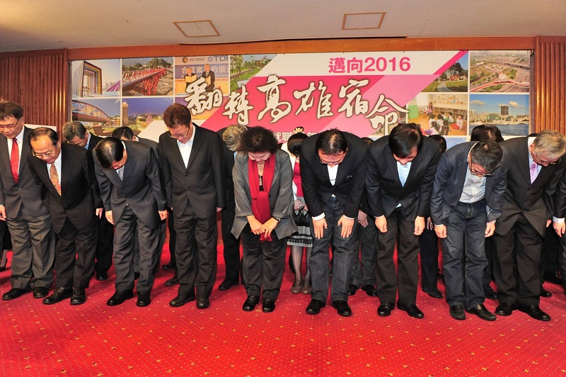 陳菊就職周年，率團隊向在不同工作崗位上奉獻的基層人員致敬。   圖：高雄市政府