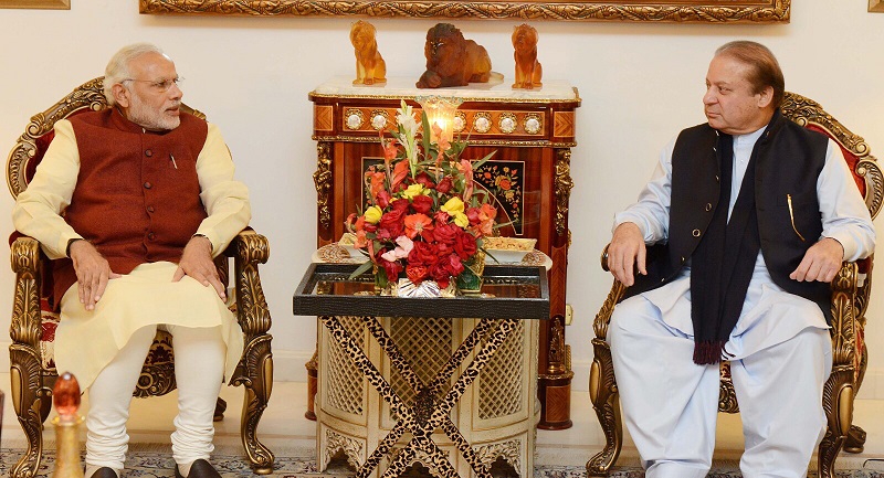 印度總理莫迪(左)25日結束阿富汗訪問後，突然轉往巴基斯坦，與巴國總理夏立夫展開一對一對話。   圖：達志影像/美聯社