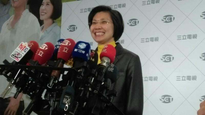 民國黨副總統候選人徐欣瑩率先到達辯論現場，她笑容滿面接受媒體提問。   圖：翁嫆琄/攝
