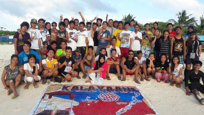 菲律賓團體「Kalayaan ATIN ITO」約50名青年，登上與中國有主權爭議的南海中業島，表達他們的抗議訴求。   圖：翻攝Kalayaan ATIN ITO臉書