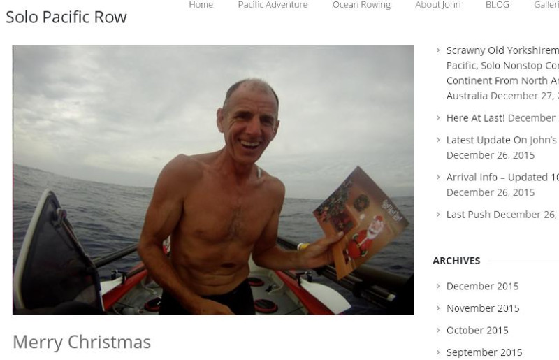 53歲的比登是經驗豐富的划船探險家，在耶誔節還拿著賀卡自拍祝福親友。   圖：翻攝Solo Pacific Row網站
