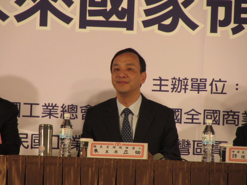 國民黨候選人朱立倫29日出席7大工商團體主辦的台灣經濟發展論壇，他演講時指出，經濟成果要讓全民共享，他主張富人加稅、中小企業加薪。   圖：邱珮文/攝