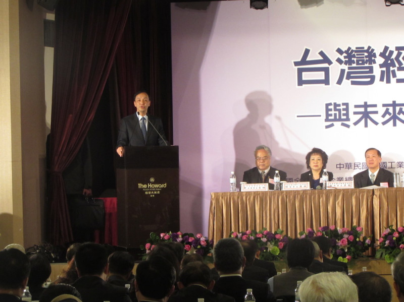 國民黨總統候選人朱立倫29日出席7大工商團體主辦的台灣經濟發展論壇，對於政黨惡鬥問題，他也抱怨台灣很奇怪，政治人物都沒有成人之美。   圖：邱珮文/攝