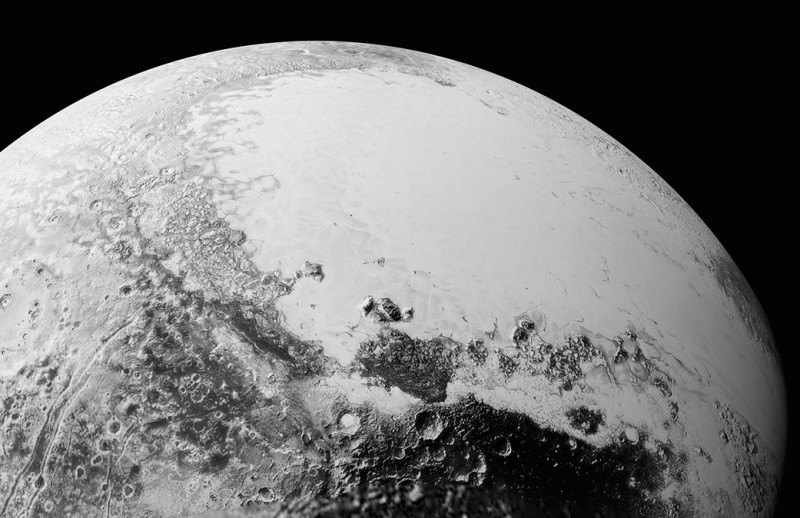 美國太空總署（NASA）公布的冥王星高畫質相片，可以清楚看到它的地表與地貌。   圖：翻攝NASA    