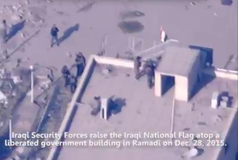 伊拉克收復大城拉馬迪市後，隨即在公家機關頂樓立起國旗。   圖：翻攝拉馬迪新聞推特