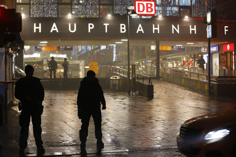因收到恐怖攻擊訊息，德國慕尼黑警方31日晚間疏散2個主要火車站。   圖：達志影像/路透社