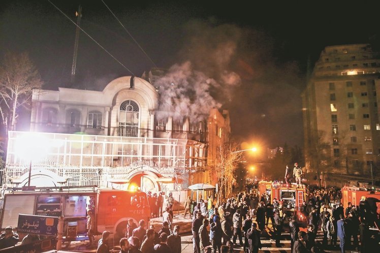 沙烏地駐伊朗首都德黑蘭（Tehran）大使館3日凌晨遭到示威者闖入並縱火。   圖：達志影像/美聯社