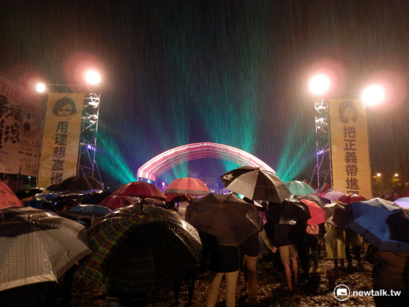 時代力量立委候選人洪慈庸3日舉辦歸巢搖滾，近千名群眾大雨中力挺。   圖：符芳碩/攝
