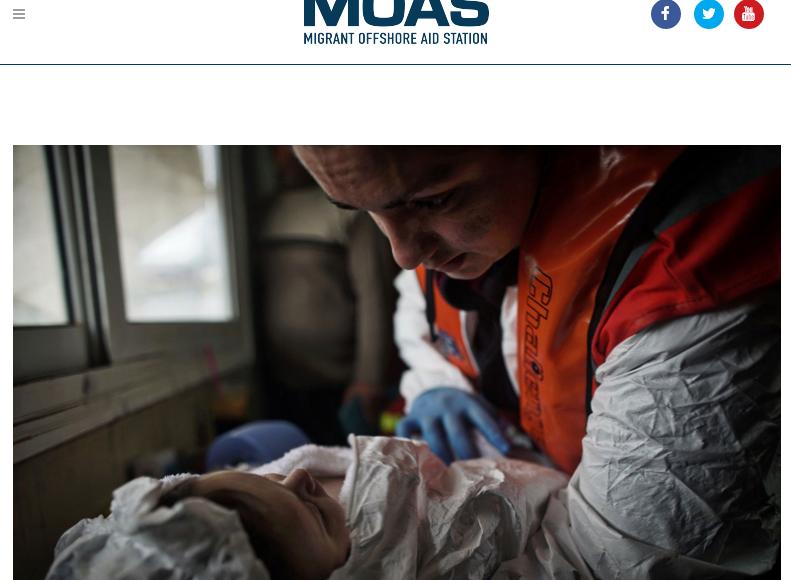 救援難民組織MOAS官網發布救起3月大男童照片，令人鬆了一口氣。   圖：翻攝MOAS官網