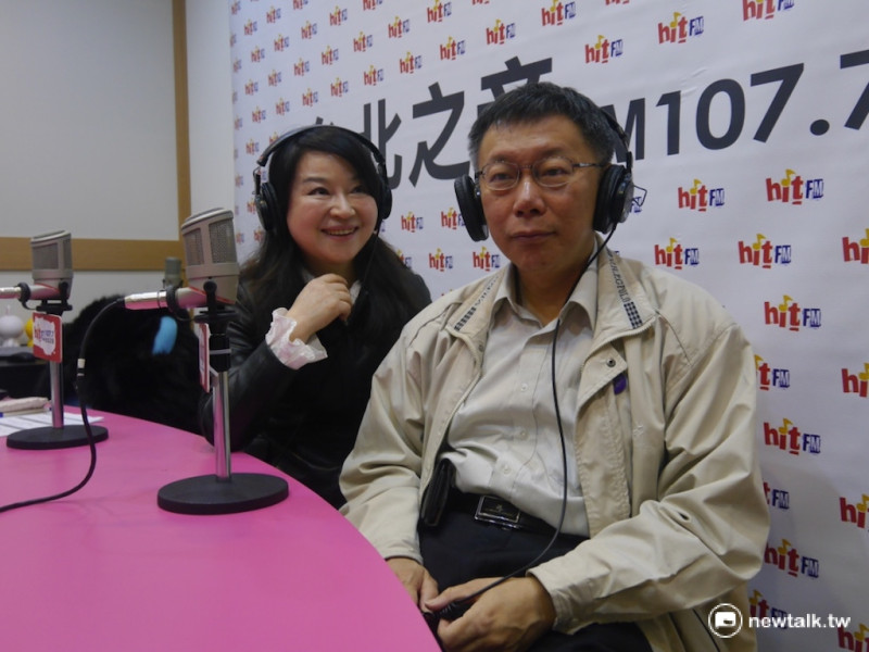 台北市長柯文哲（右）4日上午接受資深媒體人周玉蔻電台專訪。       圖：劉奕霆/攝