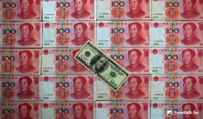 中國外匯交易中心4日在匯市交易前公告，人民幣兌美元中間價較前一交易日續貶，以6.5032兌1美元開盤，再創4年半以來新低。   圖：達志影像/路透社資料照片