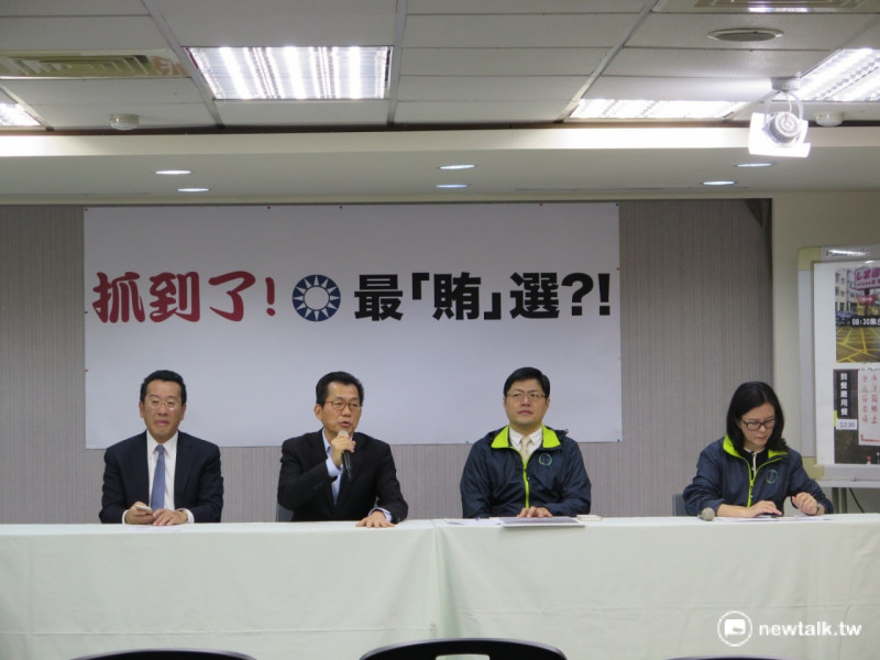 民進黨5日召開記者會指控國民黨新北立委候選人張慶忠涉嫌賄選。   圖：林朝億/攝