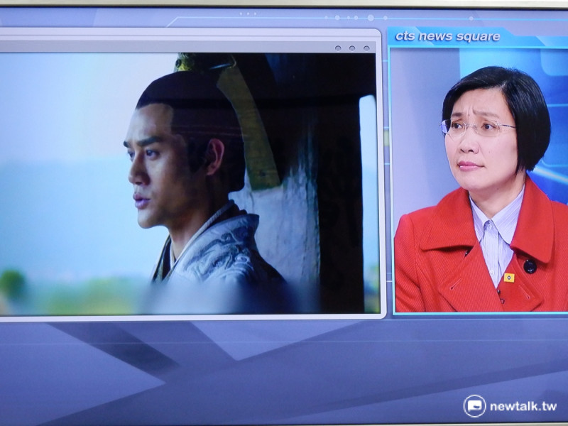 親民黨副總統候選人徐欣瑩5日接受「華視新聞廣場」節目專訪，由於徐日前稱自己像電視劇琅琊榜的靖王，節目還特別安排她看了一段靖王的片段。   圖：翻攝畫面