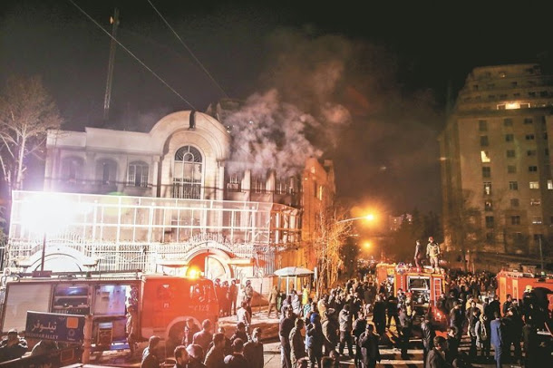 伊朗7日指控沙烏地阿拉伯在葉門空襲中「刻意」襲擊伊朗駐葉門大使館 ，兩國緊張關係升高。圖為伊朗示威者攻擊沙國大使館。   圖：達志影像/美聯社資料照片