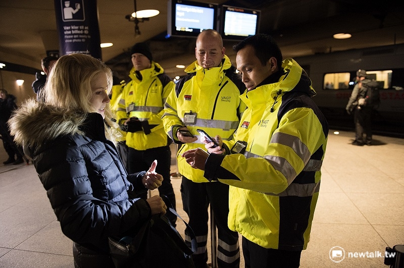 由於難民和移民激增，瑞典與丹麥開始強化對入境者進行護照等身分證件的邊境審查。   圖：達志影像/路透社
