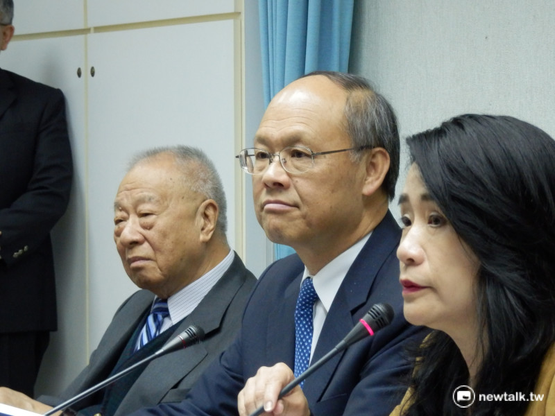 經濟部長鄧振中6日上午出席立法院國民黨團記者會。   圖：符芳碩/攝